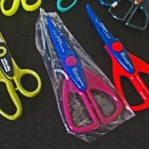 Lot 11 Paper Edgers Decorative Edge Scissors FISKARS / CREATIVE MEMORIES, two ar